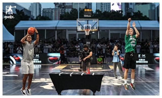 北京时间2月8日，NBA常规赛，湖人主场对阵雷霆。第三节比赛进行到最后10.9秒，湖人当家球星勒布朗-詹姆斯得到本场比赛的第36分，正式加冕NBA历史得分王。