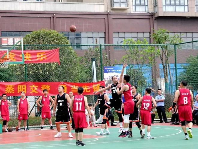 北京时间5月9日,火箭队战胜爵士队从而以4-1的系列赛比分晋级到分区决赛,这个成绩对于这支常规赛战绩第一的球队来说,的确并不令人惊喜,但分区决赛对于球队控卫克里斯-保罗和他的球迷们来说,则是一个长达13年的篮球故事。 北京时间5月9日,火箭队战胜爵士队从而以4-1的系列赛比分晋级到分区决赛,这个成绩对于这支常规赛战绩第一的球队来说,的确并不令人惊喜,但分区决赛对于球队控卫克里斯-保罗和他的球迷们来说,则是一个长达13年的篮球故事。